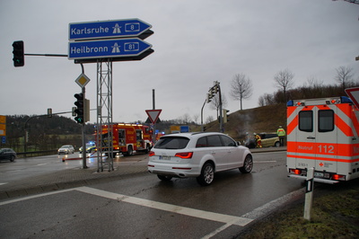 Leonberg: PKW brennt auf der Autobahnausfahrt Leonberg-Ost voellig aus